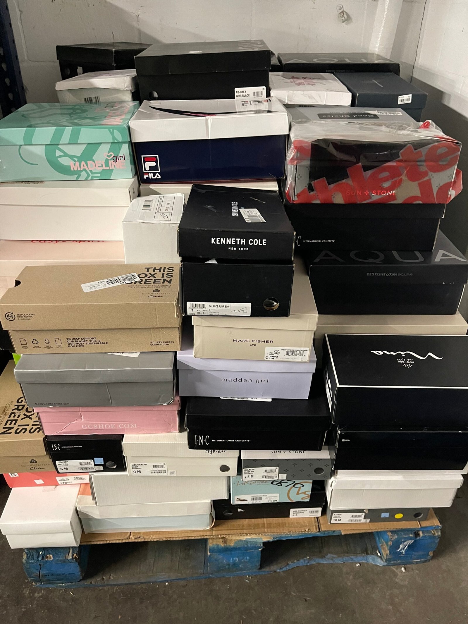 Buy 325-Pair Macy's Bloomingdale's Women's Shoes Pallet — Wholesale